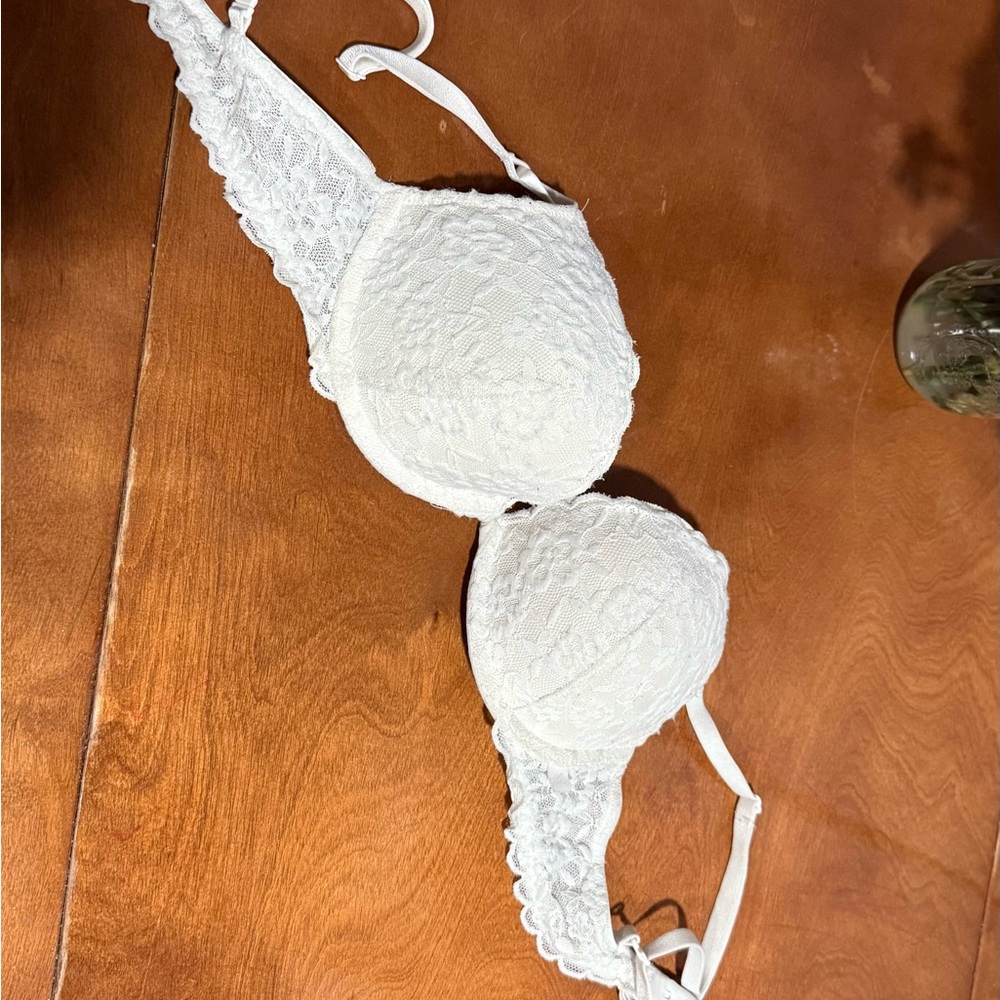 Victoria's Secret Lace Bra in white 32C